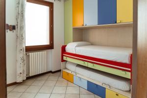 una habitación con dos literas y una ventana en la "PERLA", con vista sul Lago di Garda, en Padenghe sul Garda
