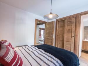 Posteľ alebo postele v izbe v ubytovaní Appartement duplex au centre de Chamonix avec WiFi et parking - FR-1-343-189