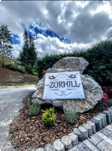 una señal en una roca al lado de una carretera en SPA & WELLNESS Penzión Zorhill, en Ždiar