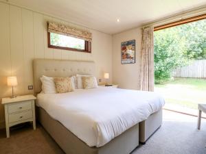 sypialnia z dużym białym łóżkiem i oknem w obiekcie Tickencote w mieście Cottesmore