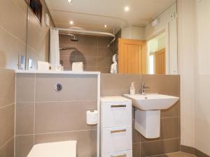 W łazience znajduje się umywalka i lustro. w obiekcie Tickencote w mieście Cottesmore