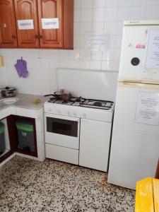 uma cozinha com um fogão branco e um frigorífico em Casa Escuela em Valle Gran Rey