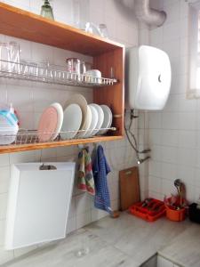 uma cozinha com pratos e pratos numa prateleira em Casa Escuela em Valle Gran Rey