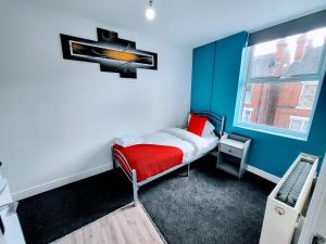 Habitación pequeña con cama y ventana en Berridge Solo Stays - NG7 en Nottingham