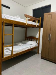Ein Etagenbett oder Etagenbetten in einem Zimmer der Unterkunft HOTEL E RESTAURANTE LIMA