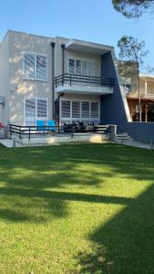 dom z trawnikiem przed nim w obiekcie Sunset Bay Villa at Gjiri Lalzit Durres w Durrës