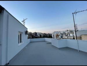 einen Balkon mit Stadtblick in der Unterkunft Damko Home in Athen
