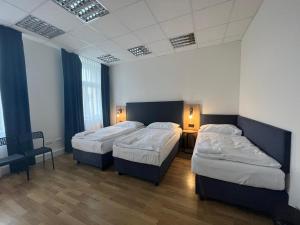 Postel nebo postele na pokoji v ubytování Powder Tower Suites