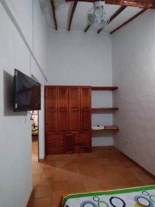 Habitación con TV y habitación con cama en Casa de Zoraydita en Barichara