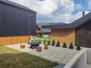 a backyard with a picnic table and a building at Chalet Smreky in Telgárt