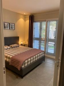 Un pat sau paturi într-o cameră la Sunset Bay Villa at Gjiri Lalzit Durres