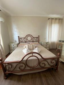 - une chambre avec un lit et 2 serviettes dans l'établissement Casa Vacanze la Pineta, à Montalcino