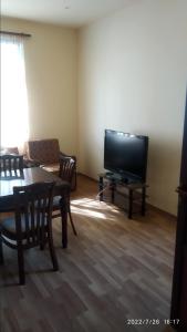 TV a/nebo společenská místnost v ubytování Nairi
