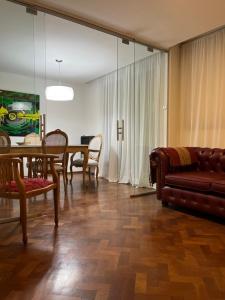 a living room with a table and a couch at Departamento céntrico 2 dormitorios in San Nicolás de los Arroyos
