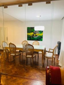 a dining room with a table and chairs at Departamento céntrico 2 dormitorios in San Nicolás de los Arroyos