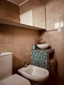 a bathroom with a toilet and a sink at Departamento céntrico 2 dormitorios in San Nicolás de los Arroyos