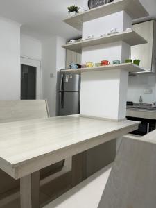 a kitchen with a counter top and a refrigerator at Departamento céntrico 2 dormitorios in San Nicolás de los Arroyos