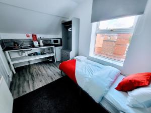 Habitación pequeña con cama y ventana en Berridge Solo Stays - NG7 en Nottingham