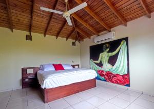 Postel nebo postele na pokoji v ubytování Spacious Modern Villa-Serene Private Garden-Pool-BBQ-Patio-Playa Bonita