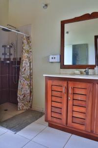 Koupelna v ubytování Spacious Modern Villa-Serene Private Garden-Pool-BBQ-Patio-Playa Bonita