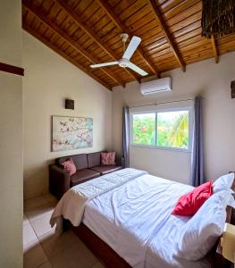 Postel nebo postele na pokoji v ubytování Spacious Modern Villa-Serene Private Garden-Pool-BBQ-Patio-Playa Bonita