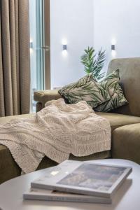 una coperta su un tavolino in soggiorno di Heated Pool Luxury in Pembroke St Julians a Pembroke