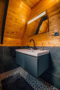 uma casa de banho com um lavatório e um tecto em madeira em Ginza Bungalov Sapanca em Sapanca