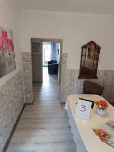 ein Zimmer mit einem Tisch mit einer Nummer drauf in der Unterkunft 5x Fuchs-Dobry Balkon-Apartments 40qm-65qm in Oberhausen