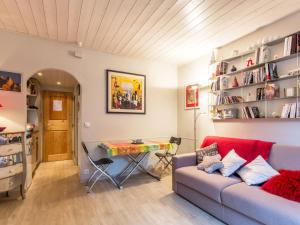 Posezení v ubytování Studio rénové avec wifi, balcon, au cœur de Val-d'Isère, proche pistes et commodités - FR-1-694-230