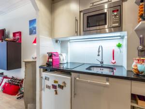 Kuchyň nebo kuchyňský kout v ubytování Studio rénové avec wifi, balcon, au cœur de Val-d'Isère, proche pistes et commodités - FR-1-694-230
