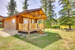 Cozy Farm Cabin - 9 Mi to Trout Creek! في Trout Creek: كابينة خشبية مع شرفة وطاولة نزهة