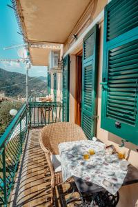 een tafel en stoelen op een balkon met uitzicht bij Turri House--- WiFi -Garden-Parking -Balcony in Recco