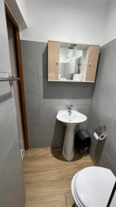 un bagno con lavandino e WC di Folè a Berat