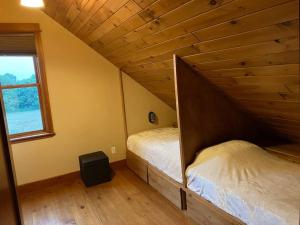a bedroom with two beds and a window at Cozy Oaks Cabin 