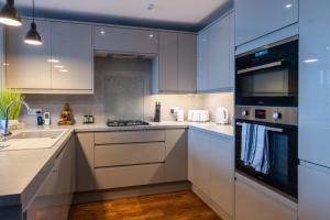 Fotografie z fotogalerie ubytování Modern Apartments with Sea Views, Steps from Brighton Beach & The Royal Pavilion v destinaci Brighton & Hove + 80 fotografií