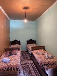 pokój z 3 łóżkami w pokoju w obiekcie Old House w mieście Adishi
