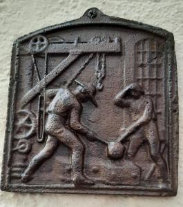 a metal plaque with a man fighting a dog at Alte Schmiede in der Altstadt von Sankt Goarshausen in Sankt Goarshausen