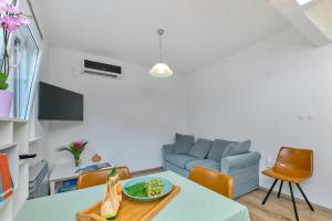 Televízia a/alebo spoločenská miestnosť v ubytovaní Apartment Pepermint - IQM Destination Quality