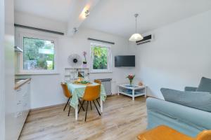 Televízia a/alebo spoločenská miestnosť v ubytovaní Apartment Pepermint - IQM Destination Quality