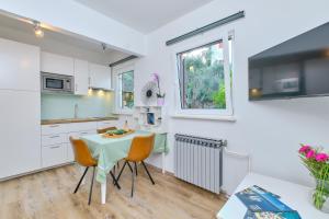 Kuchyňa alebo kuchynka v ubytovaní Apartment Pepermint - IQM Destination Quality