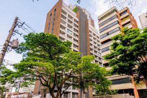 un albero davanti a due edifici alti di 360 Indianópolis a San Paolo