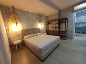 Un dormitorio con una gran cama blanca y una ventana en Playa degli Angeli Scirocco, en Gabicce Mare