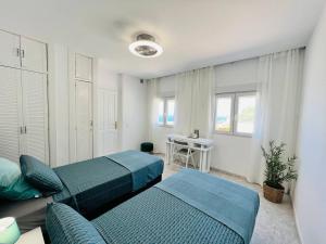 アデへにあるPaulMarie Duplex Ocean Viewのソファとテーブルのあるリビングルーム +24枚の写真