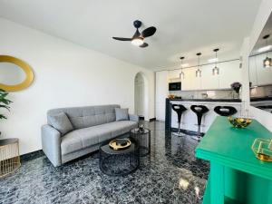アデへにあるPaulMarie Duplex Ocean Viewのソファとキッチンのあるリビングルーム