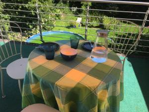 杜塞尔多夫Glück in Benrath的桌子上装有一瓶水和眼镜