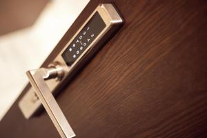 un cierre de la manija de una puerta con mando a distancia en Apartamentos Reyes Católicos, en Granada