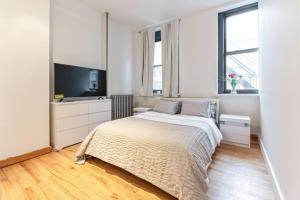 Tempat tidur dalam kamar di 4BR in the heart of Tribeca