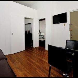 1 dormitorio y sala de estar con escritorio. en 4BR in the heart of Tribeca, en Nueva York