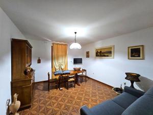 un salon avec un canapé bleu et une table dans l'établissement Casa Anselmi, à Abbadia San Salvatore