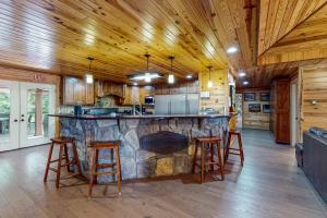 een grote keuken met een grote stenen bar in een huisje bij Lefty's in Bentonville